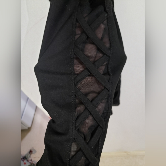 Black cut out leggings with mesh. XL - Picture 2 of 3